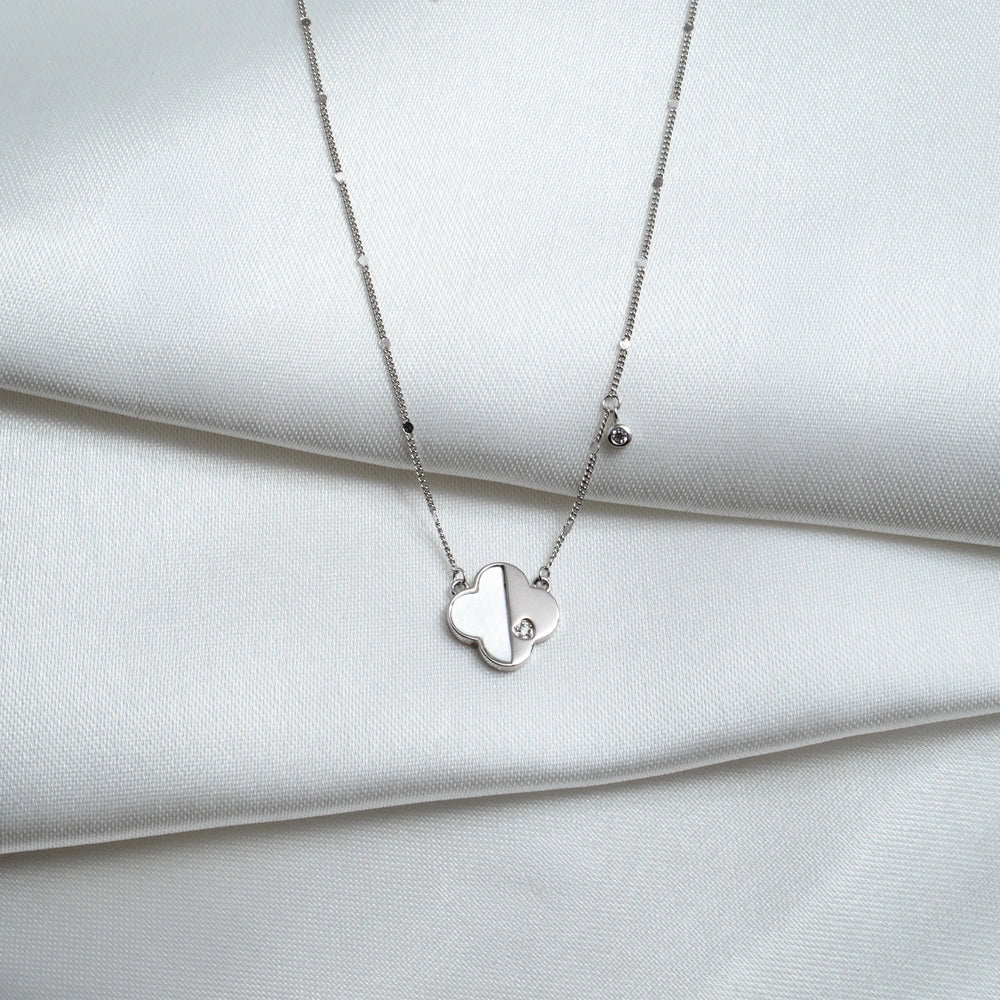Clover Mother of Pearl Pendant Necklace